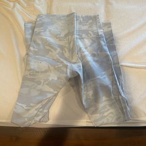 Medium lulu leggings in white and gray camo